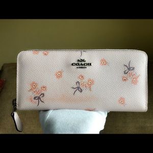 SOLD SOMEWHERE ELSE-COACH Accordion Zip Wallet